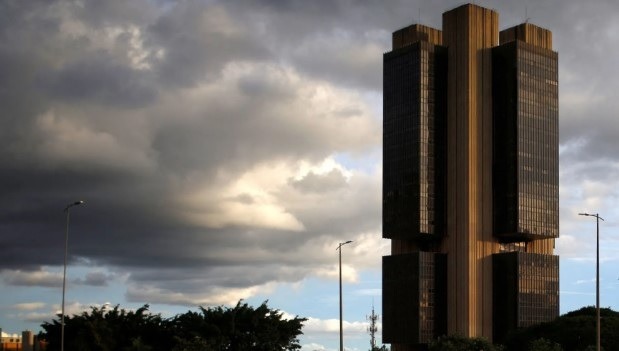 Banco Central eleva taxa de juros a 14,75%, maior patamar em quase 20 anos