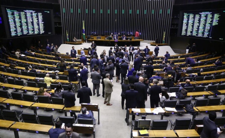 Câmara aprova suspensão de processo contra Ramagem no STF por trama golpista; medida pode beneficiar Bolsonaro