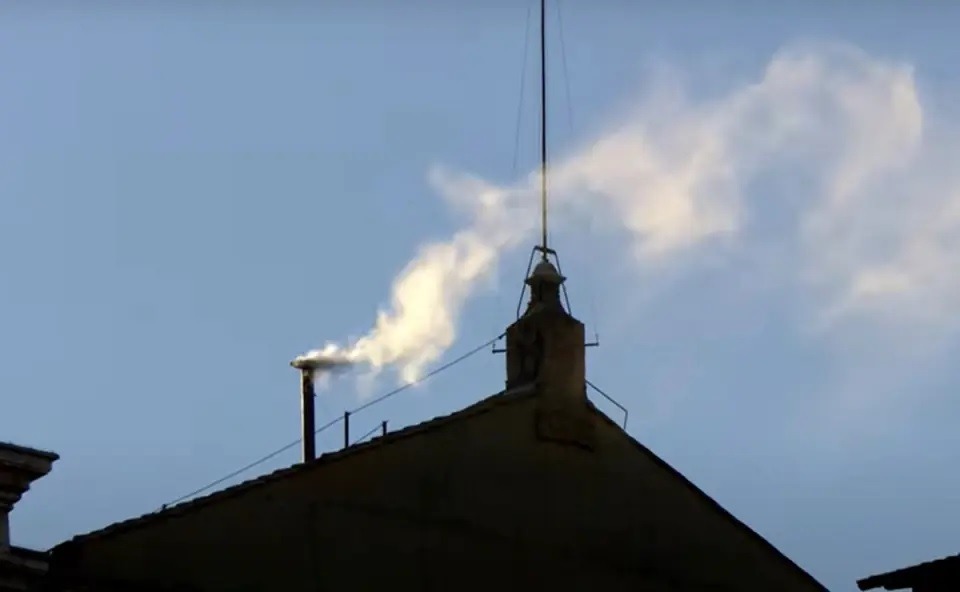 VÍDEO: Veja momento em que fumaça branca no Vaticano anuncia eleição do novo papa
