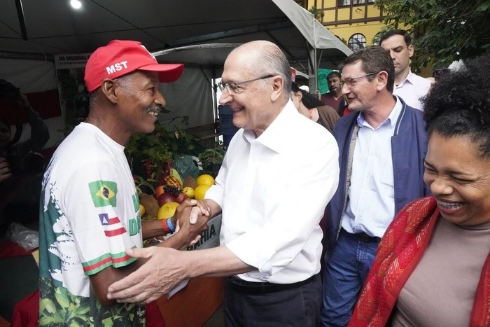 “Começou lá atrás, mas vai terminar”, diz Alckmin sobre fraude no INSS