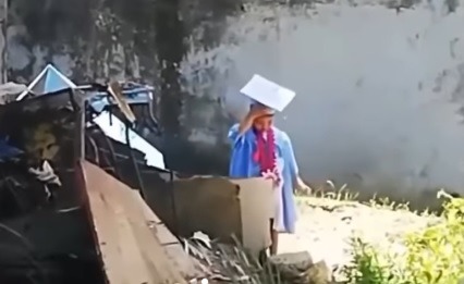 Vídeo: Menina de 5 anos emociona ao visitar mãe na prisão vestida para formatura do Jardim de Infância
