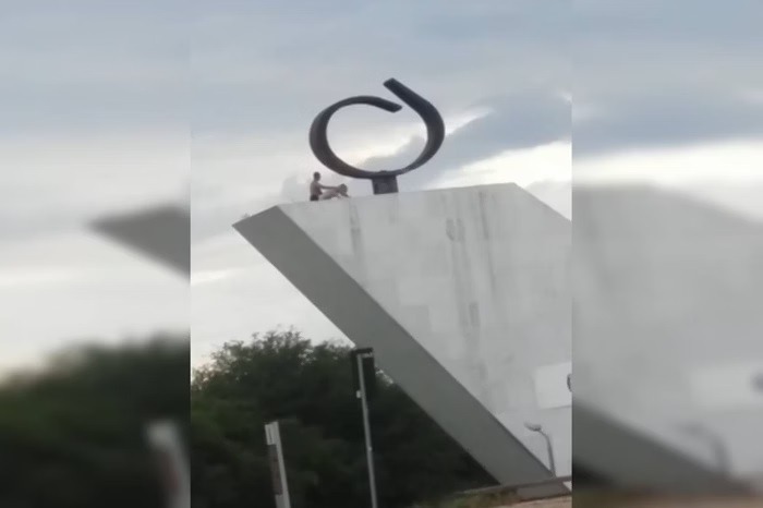 [VÍDEO] Com vista para o STF: casal é filmado transando no Panteão da Pátria