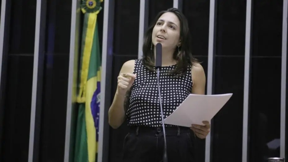 Natália Bonavides solta nota informando que medidas provisórias de Bolsonaro não evitava descontos de aposentados