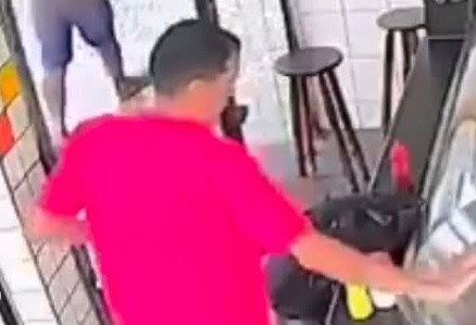 Vídeo: Indiferença mortal: homem sofre infarto em lanchonete e morre sem receber ajuda