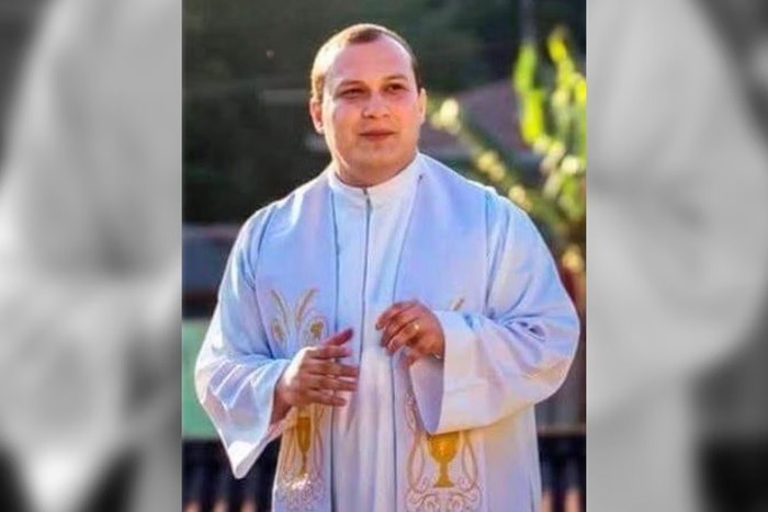 Padre é flagrado bêbado, quebra garrafas e xinga funcionários em posto de gasolina