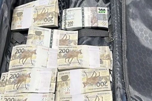 PF apreende R$ 1,2 milhão em mala e prende três empresários em aeroporto