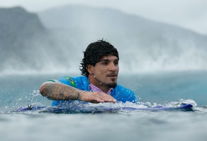 Gabriel Medina volta a surfar no mar após cirurgia no ombro