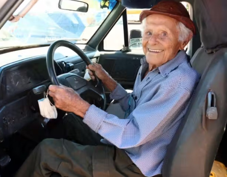 Idoso renova a CNH aos 101 anos; condutor mais velho do MS