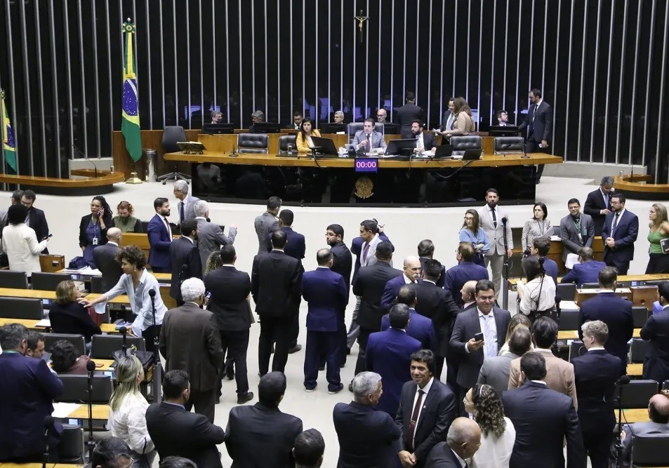 Câmara dos Deputados aprova projeto que equipara milícias e crime organizado ao terrorismo