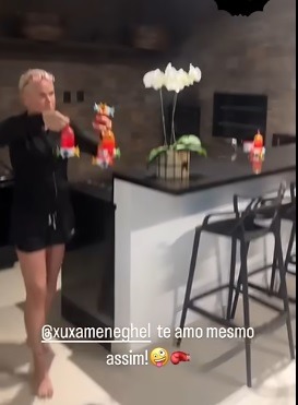 VÍDEO: Xuxa é flagrada por marido alimentando morcegos e  situação choca internautas