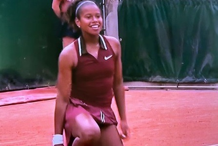 Tenista potiguar Victória Barros vence na estreia no torneio juvenil de Roland Garros