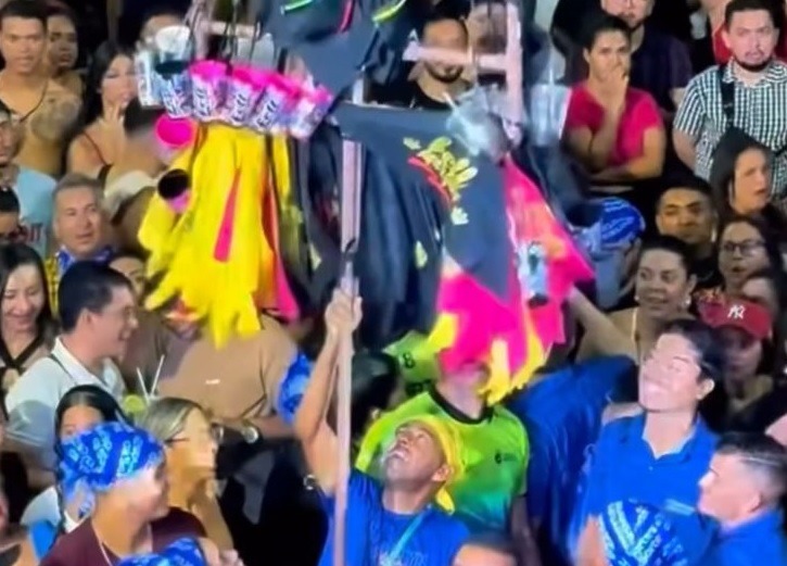 VÍDEO: Bell Marques compra todas as bandanas de ambulante e distribui para foliões durante show em Natal