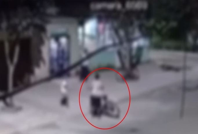 Filha implora para pai não esfaquear a mãe
