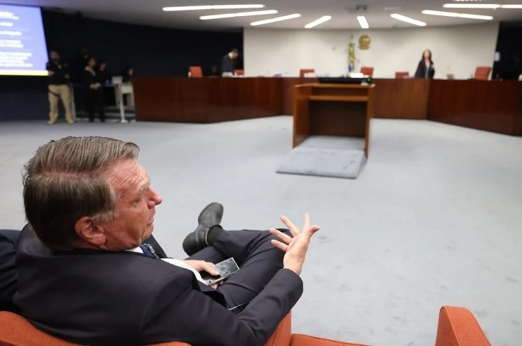 Moraes marca data para ouvir Bolsonaro e mais sete réus em processo por tentativa de golpe