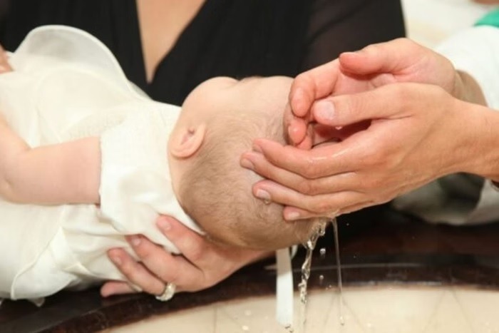 Homem batiza filho “sem consentimento” da mãe e acaba processado