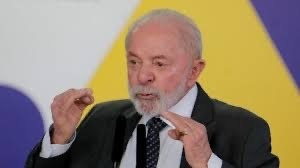 VÍDEO: Lula afirma que postura de Eduardo Bolsonaro é "terrorista": "É um lambe botas do Trump"