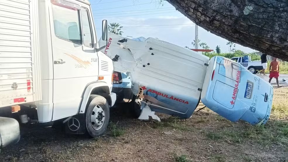 Quatro pessoas morrem em colisão entre ambulância e caminhão no Ceará
