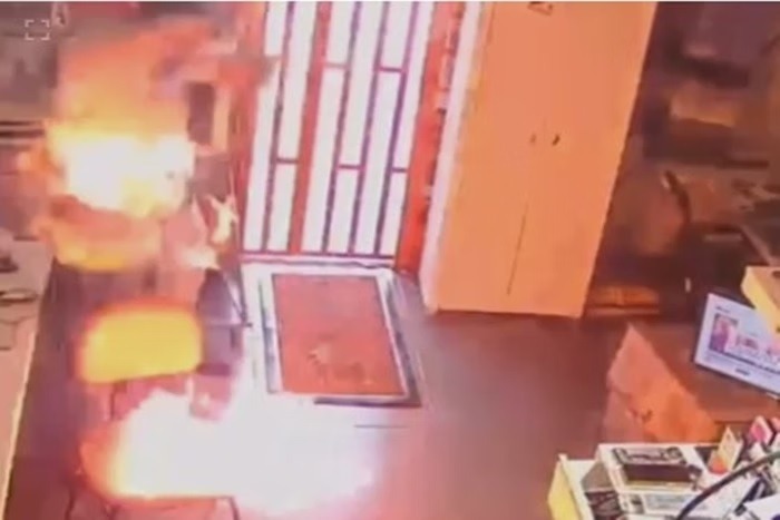 Celular explode durante conserto e queima funcionário em loja