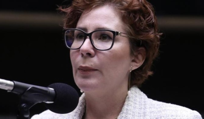 Interpol inclui Carla Zambelli na lista de foragidos internacionais após pedido de Moraes