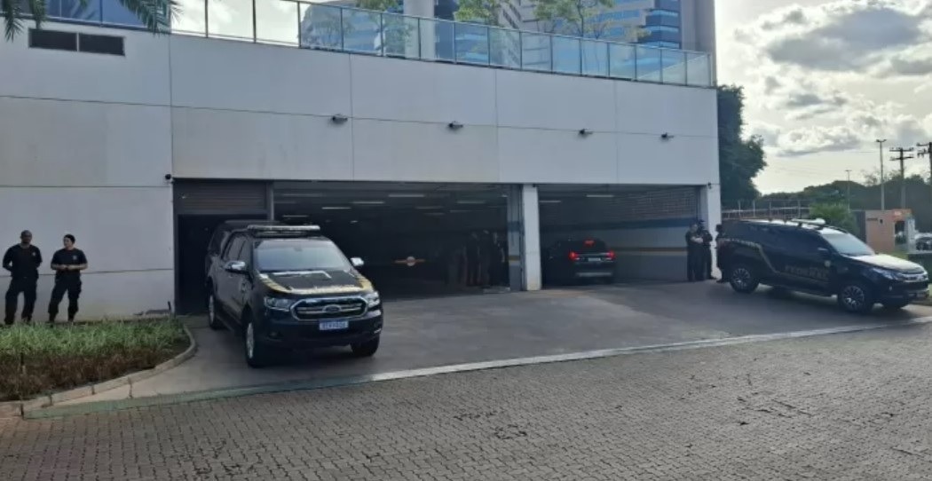Bolsonaro depõe na PF sobre atuação de Eduardo nos EUA e fuga de Zambelli