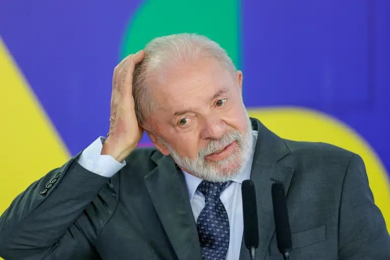 VÍDEO: Lula leva ex-carcereiro dele para viagem a França: "Demonstração que não tenho odio"