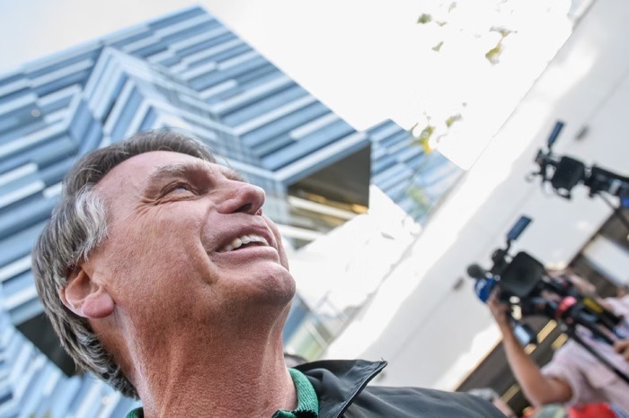 Bolsonaro se diz “muito feliz” por poder ficar diante de Moraes