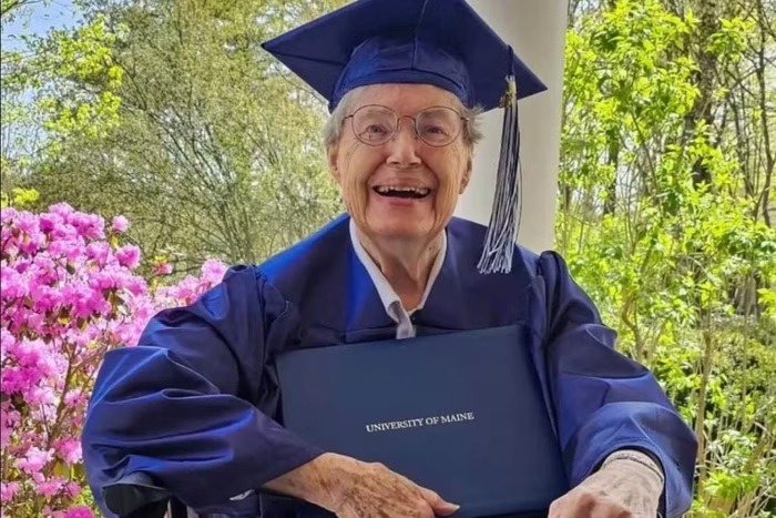 Após 65 anos, mulher impedida de se formar por gravidez se gradua