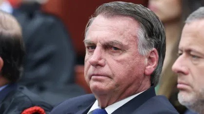 Bolsonaro diz à PF que não discutiu sanções a autoridades com Eduardo