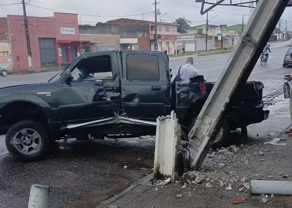 VÍDEO: Carro perde controle, capota e colide com poste em Natal