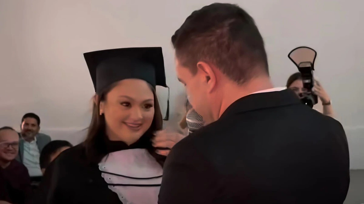 VÍDEO: Professor pede aluna em casamento na colação de grau e divide opiniões