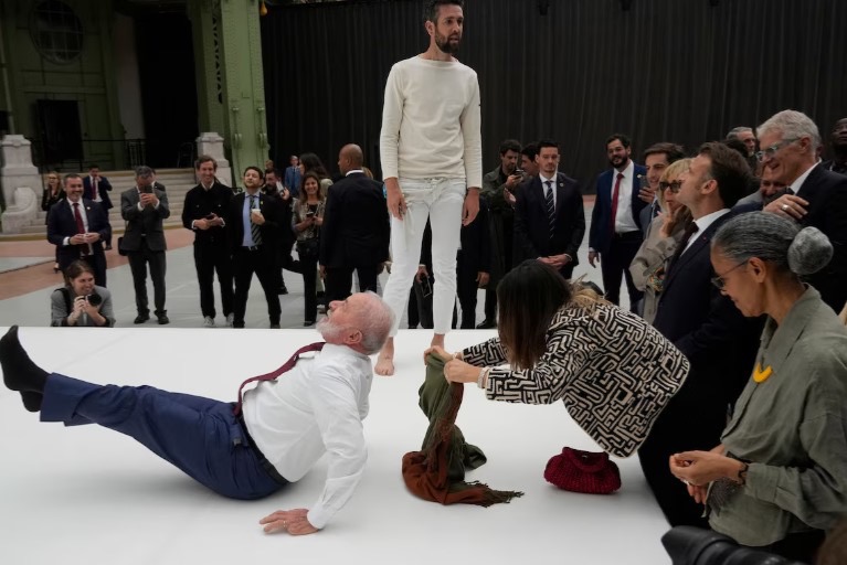 Lula tenta repetir movimentos de acrobata durante exibição na França, ao lado de Janja e Macron
