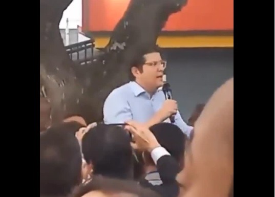 VÍDEO: Pré-candidato à presidência da Colômbia é baleado durante evento