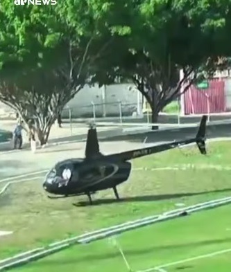 VÍDEO: helicóptero pousa em campo e interrompe jogo do Brasileirão feminino
