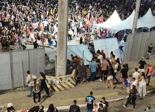 VÍDEO: Multidão quebra parte de cerca no Arena das Dunas e invade área do São João de Natal