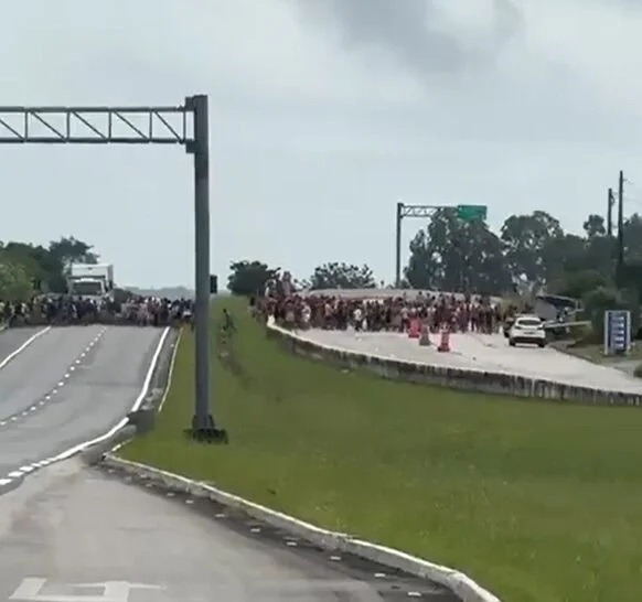 VÍDEO: Indígenas bloqueiam BR-101 em Mamanguape