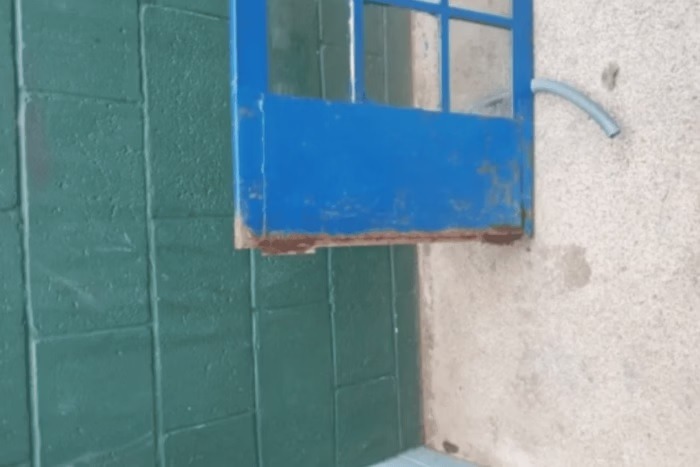 Porta de sala de aula desaba sobre cabeça de criança em escola