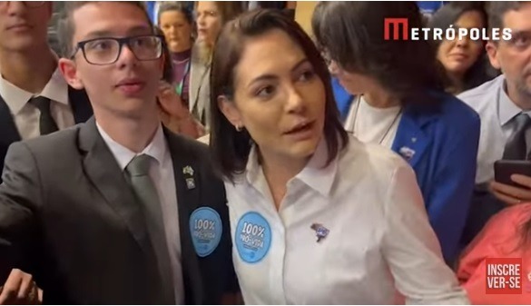 Na Câmara, Michelle se irrita com pergunta sobre Bolsonaro no STF; ASSISTA