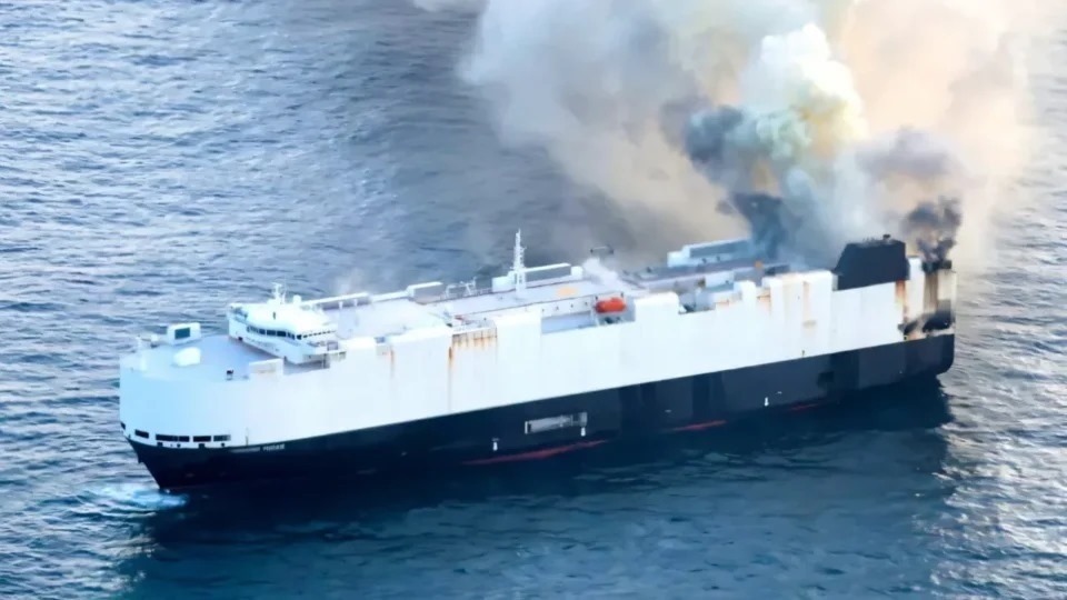 Navio com 3 mil carros zero km pega fogo há 8 dias no mar e não há como apagar o...