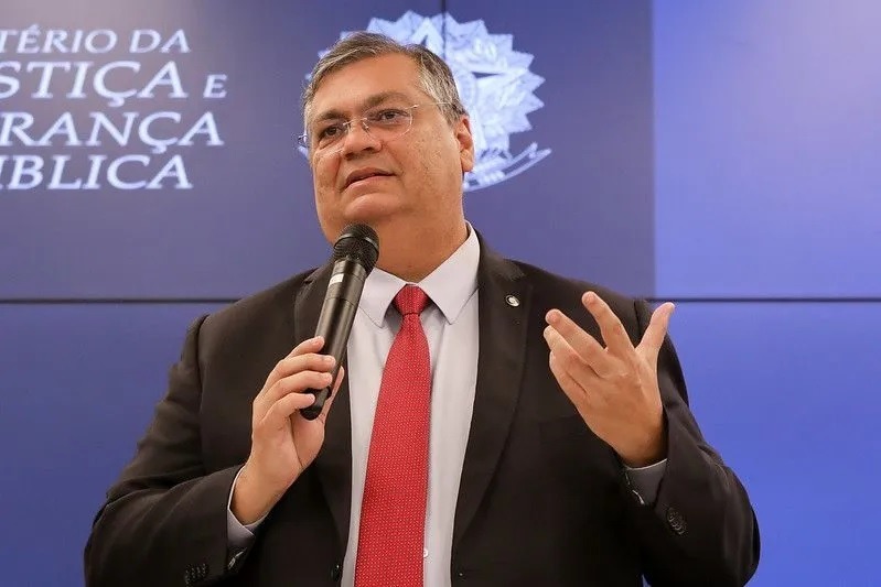 Dino quer que PGR fiscalize redes sociais até regulação do Congresso