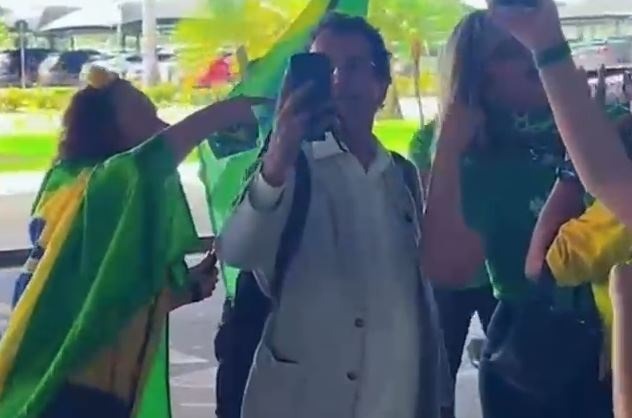  VÍDEO: Deputado do PT tenta provocar bolsonaristas e é vaiado no Aeroporto de Natal; ASSISTA