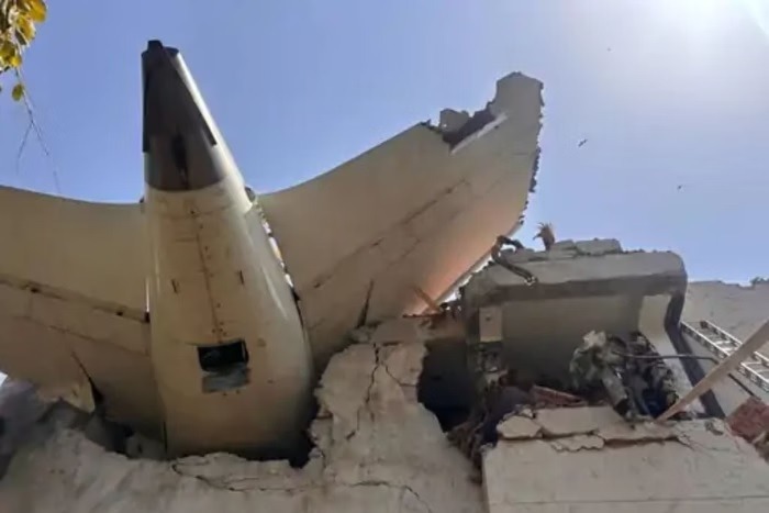 Vídeo mostra corpos carbonizados em meio a destroços de avião