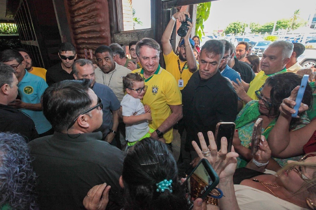 VÍDEO: Em clima descontraído, Bolsonaro encontra com influenciadores em Natal