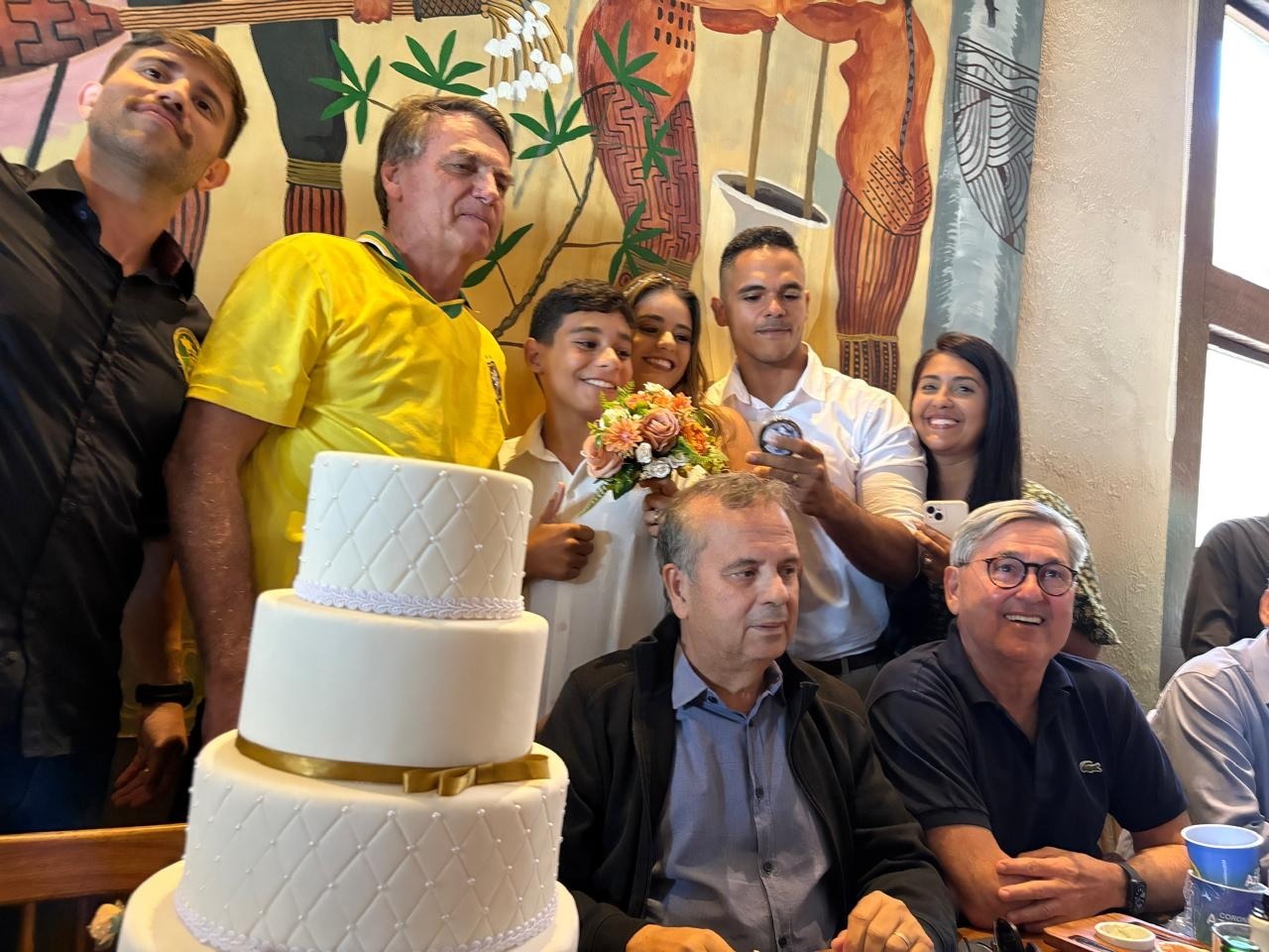 VÍDEO: Surpresa: Casal convida para Bolsonaro ser padrinho de casamento