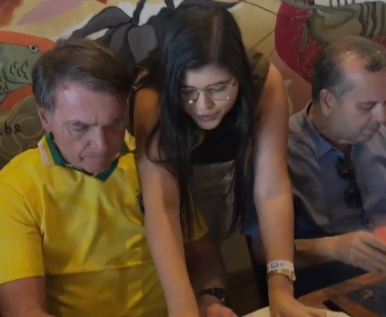 VÍDEO: Bolsonaro “autografa” farda do IFRN de aluna que confrontou Natália Bonavides