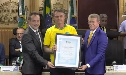 VÍDEO: Bolsonaro recebe títulos de cidadania natalense e potiguar na Câmara Municipal