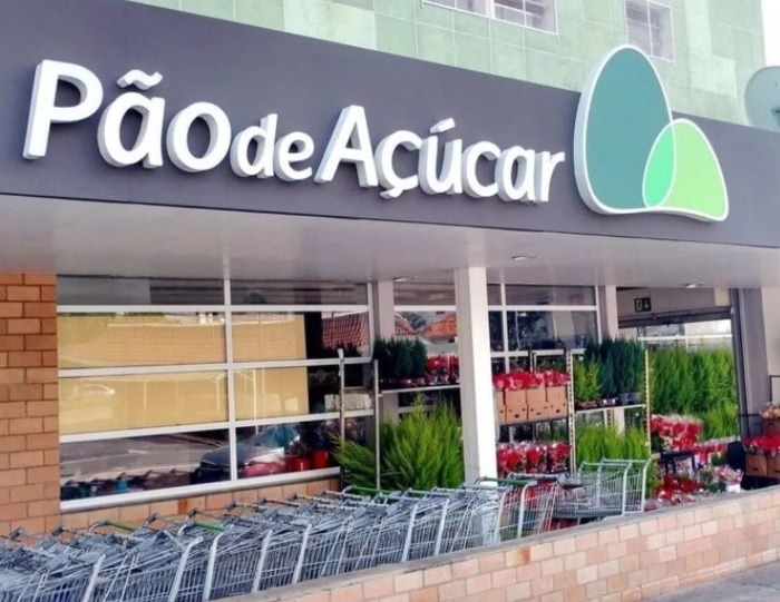 Segurança agride crianças com chutes em supermercado