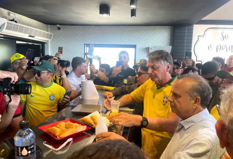 VÍDEO: Bolsonaro come tradicional pastel em Tangará e visita estátua de Santa Rita em Santa Cruz