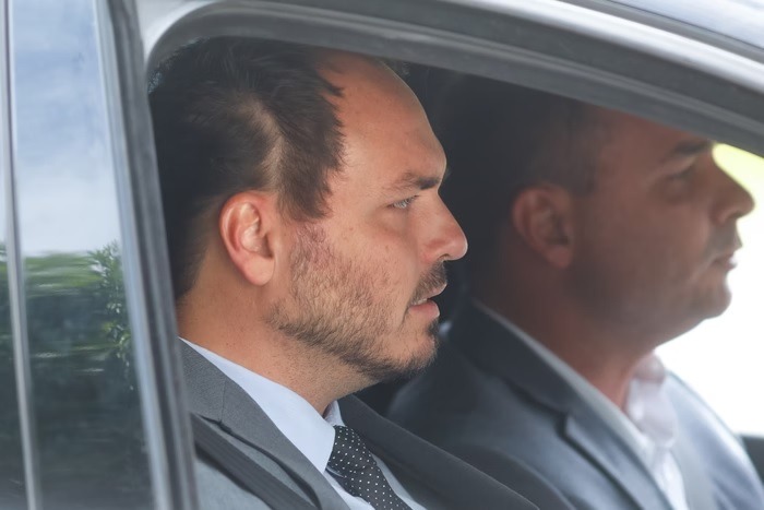 Bolsonaro avisa deputada que lançará Carlos ao Senado