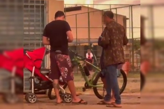 Berço do tráfico: homem é flagrado vendendo crack na frente de bebê