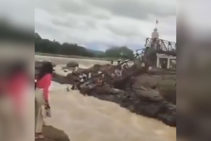 VÍDEO: Ponte desaba na Índia e pessoas são arrastadas pela água; assista